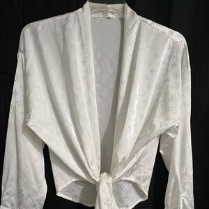 NWOT Gorgeous satin blouse. No Tag fits small to large.